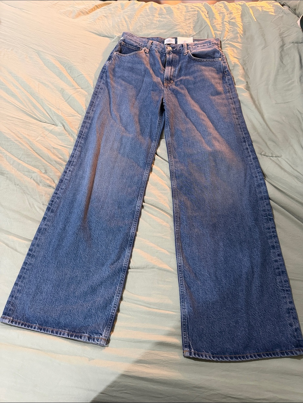 Citizens Of Humanity Paloma Mid Rise Wide-Leg Baggy Jeans in Medium Wash.